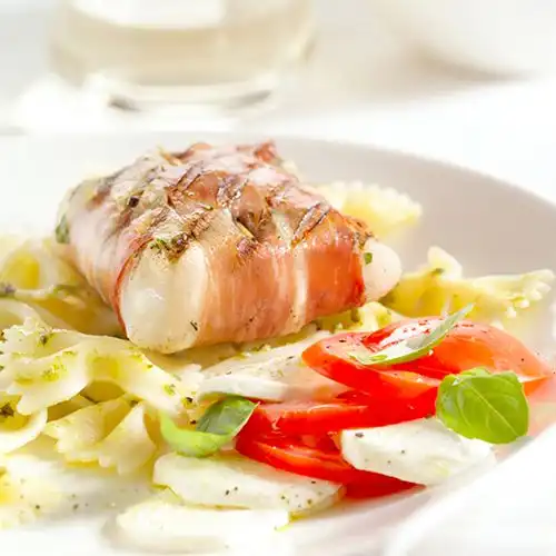 Kabeljauw-pakketjes met tomaten- en mozzarellasalade