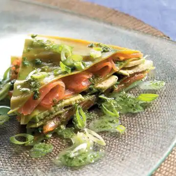 Lasagne met zalm en basilicumdressing
