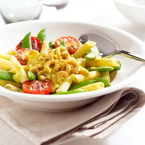 Penne met sugarsnaps, tomaat en Hollandse garnalen