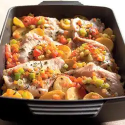 Tip: Roodbaars met groente en aardappelschijfjes uit de oven
