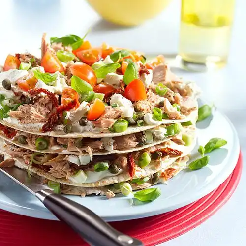 Tortillataart met tonijn en kerstomaatjes