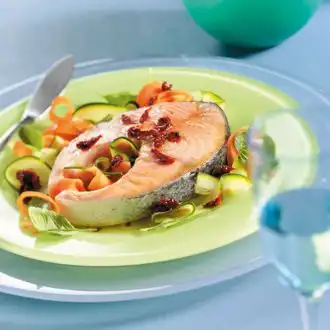 Zalm met courgette- en worteltagliatelle en tomatendressing