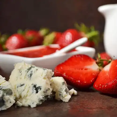Aardbeien met gorgonzolapepersaus