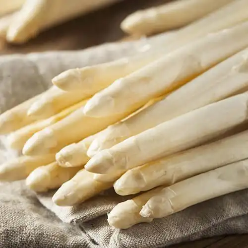 Asperges met bosuitjes en amandelen