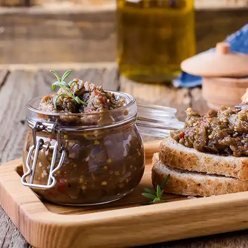 Aubergine puree met uien en munt