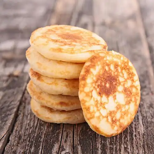 Blini's met gerookte zalmsnippers en zure room