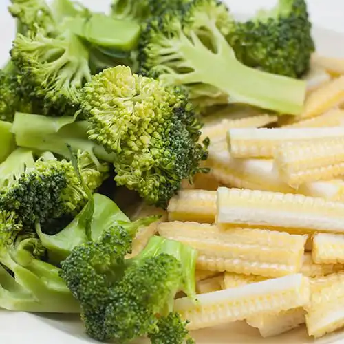 Broccoli met maïskolfjes en gember uit de wok