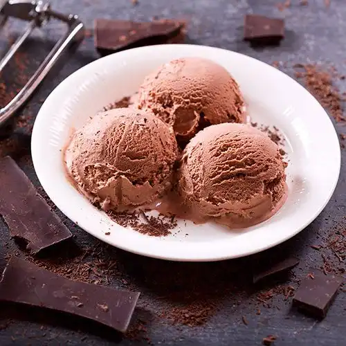 Chocolade-ijs met sinaasappelsaus