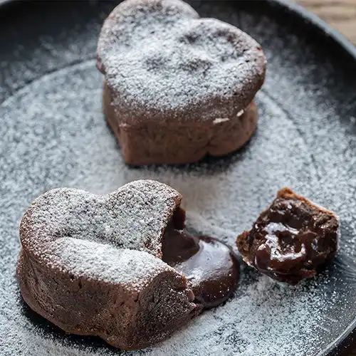 Chocoladecakejes met sinaasappelcompote en crème fraîche