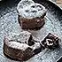 Chocoladecakejes met sinaasappelcompote en crème fraîche