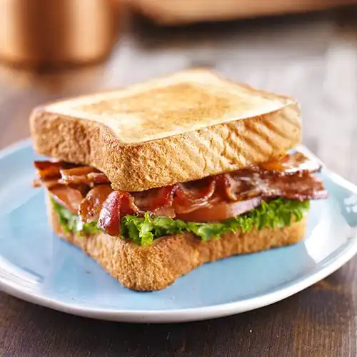 Clubsandwich met bacon en tomaat
