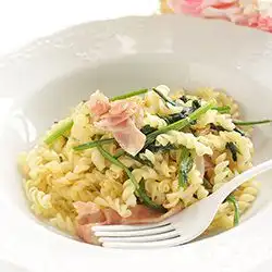 Tip: Fusilli met spinazie en spekjes