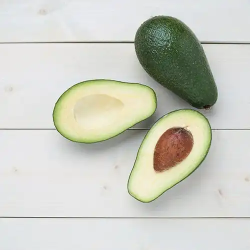 Gevulde avocado met tomaat en kerrievinaigrette