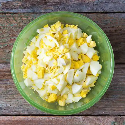 Kerrie-eiragout met doperwten en taugé