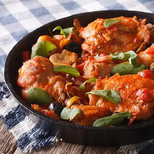 Kippenpootjes met tomaten-paprikasaus