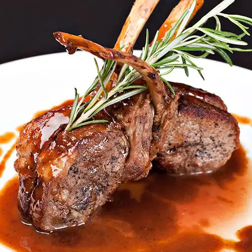 Lamskoteletten met tomatensaus