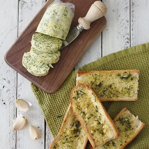 Maaltijdsalade met broccoli, Stilton en knoflookbrood
