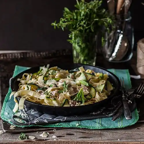Tagliatelle met gerookte kip en courgette
