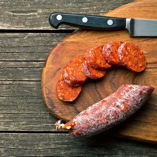 Tartaartje met chorizo en ui