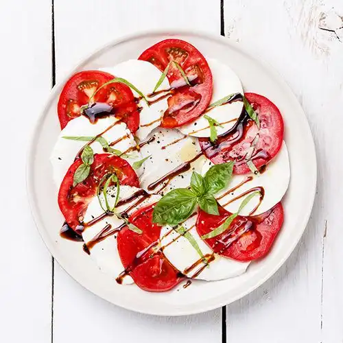 Tomatensalade met mozzarella (salade caprese)