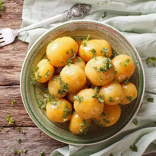 Warme aardappelsalade met bieslook en kappertjes