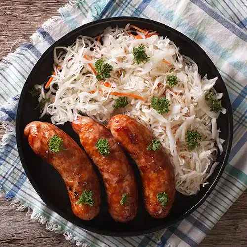 Zuurkoolschotel met appel en saucijsjes
