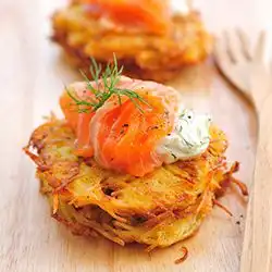 Tip: Aardappelkoekjes met zure room en zalm