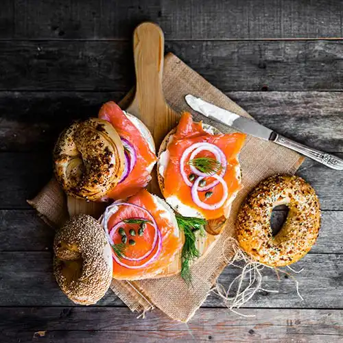 Bagels met roomkaas en gerookte zalm