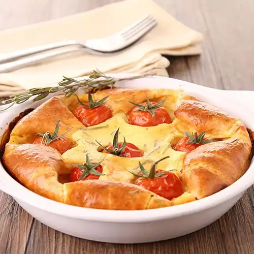 Clafoutis met rode ui en kerstomaatjes