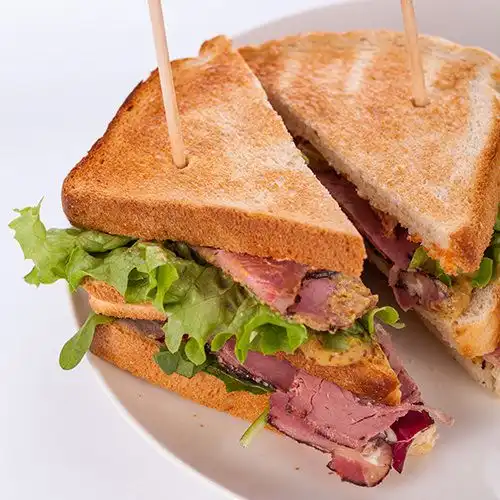 Clubsandwich met pastrami en avocado