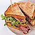 Clubsandwich met pastrami en avocado