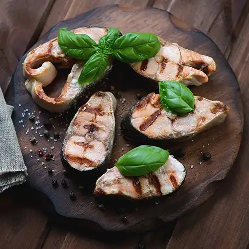 Gegrilde zalm met basilicum-mosterdroom