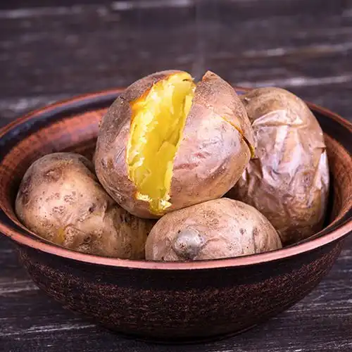 Gepofte aardappelen met hamsalade