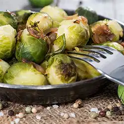 Tip: Gesmoorde spruitjes met sjalotjes en spekjes