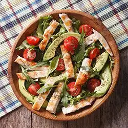 Tip: Groene salade met gerookte kip