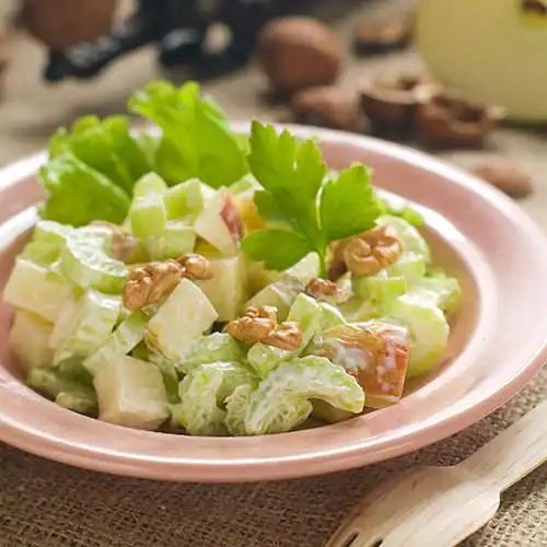 Kaassalade met bleekselderij en cashewnoten