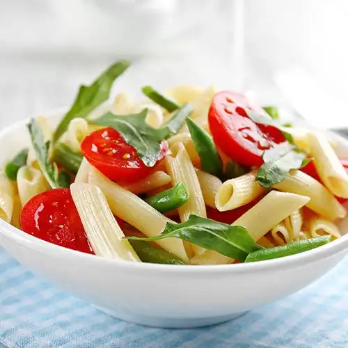 Koude pastasalade met sperziebonen en mozzarella