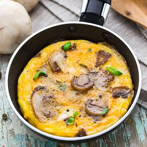Omelet met gebakken paddenstoelen