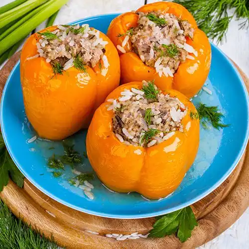 Oranje paprika's gevuld met gehakt