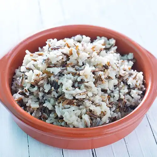 Papaja gevuld met wilde rijstsalade