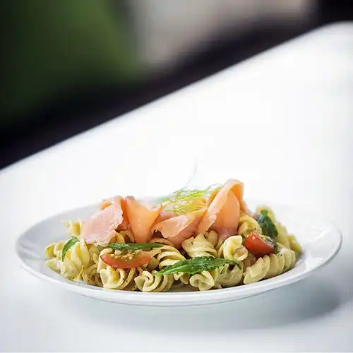 Pastasalade met zalm of rauwe ham