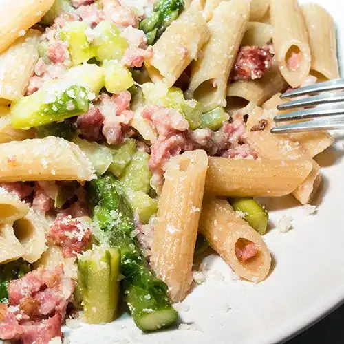 Penne met groene asperges en salami
