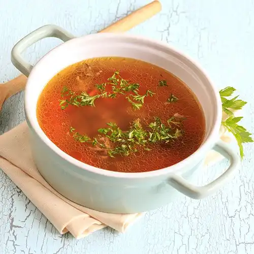 Runderbouillon met paddenstoelen en paprika