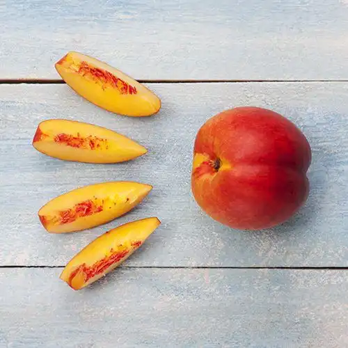 Salade met kip, aardbeien en nectarines