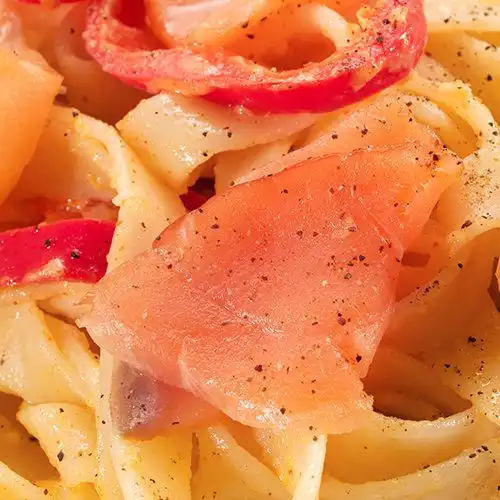 Thaise tagliatelle met kabeljauw en geroosterde paprika