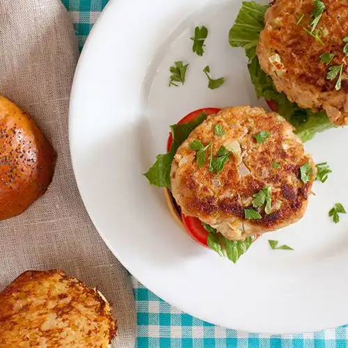 Tonijnburger met paprika, olijven en kappertjes