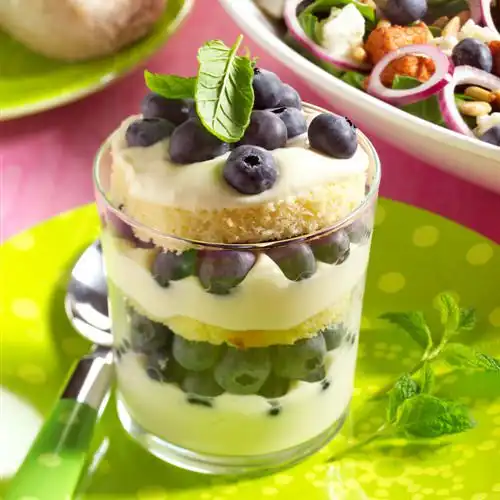 Trifle met kwark en blauwe bessen