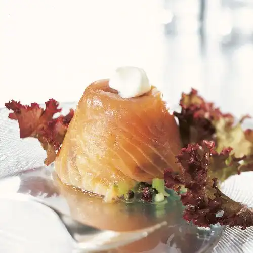 Zalmtimbaaltje met komkommersalade